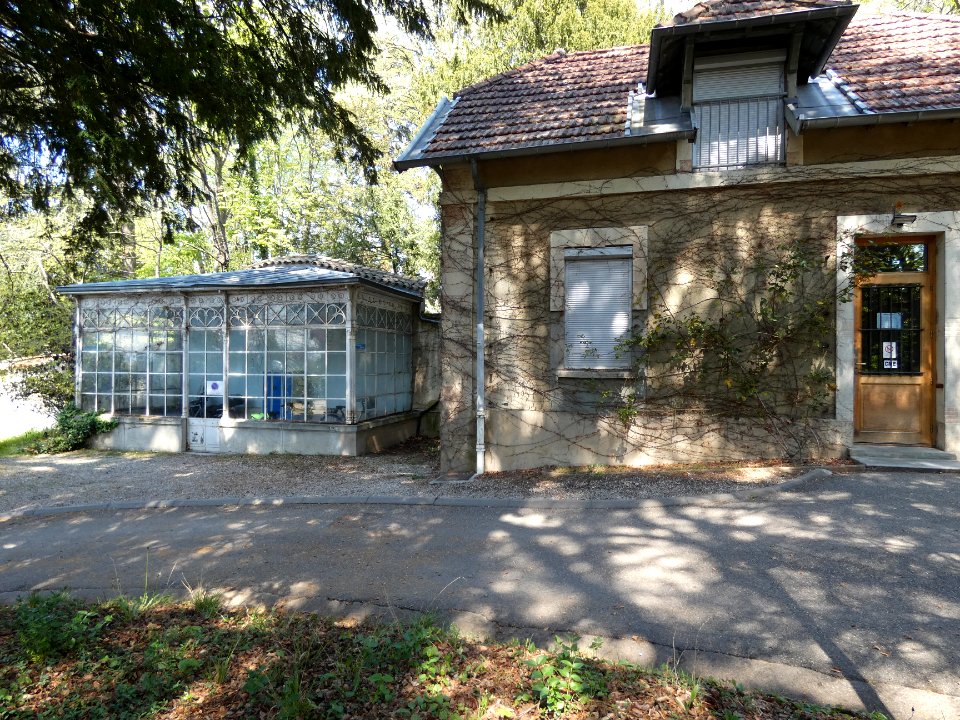 Sainte-Foy-lès-Lyon - Parc de la Mairie - Verrière et petit bâtiment