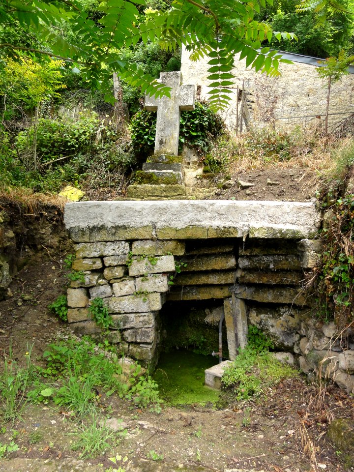 Saint-Épain (Indre-et-Loire) fontaine et croix