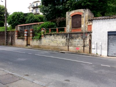 Sainte-Foy-lès-Lyon - Avenue Valioud, façade en brique
