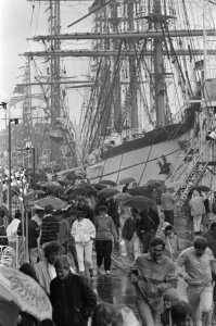 Sail'85 bezoekers in de regen, Bestanddeelnr 933-3912