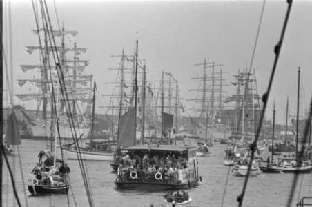 Sail'85 de aan de kade afgemeerde windjammers in Amsterdam, Bestanddeelnr 933-3889