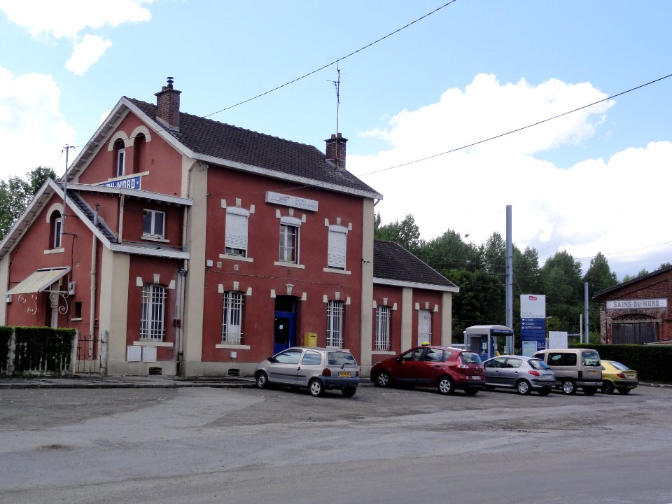 Sains-du-Nord (Nord, Fr) la gare (entrée)