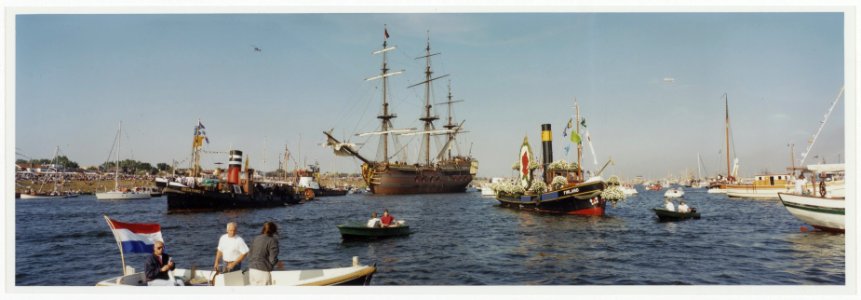 Sail 1995 de eerste groep schepen, aangevoerd door een replica van De Amsterdam, op het Noordzeeknaal richting Amsterdam. NL-HlmNHA 54036055