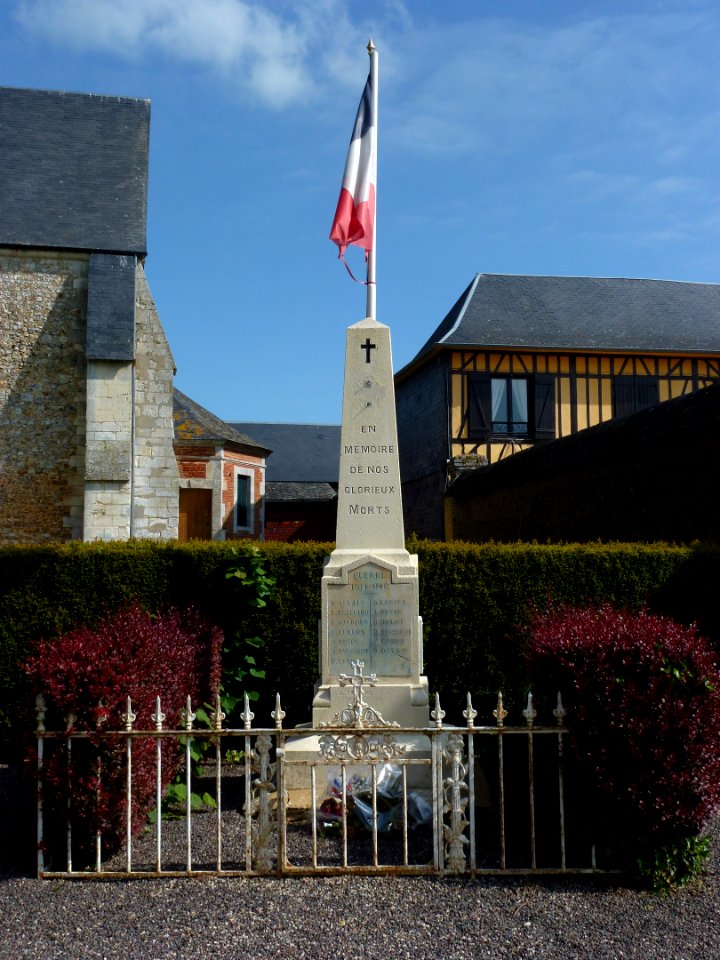 Saint-Éloi-de-Fourques (Eure, Fr) monument aux morts