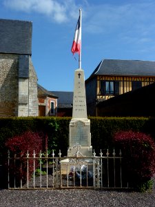 Saint-Éloi-de-Fourques (Eure, Fr) monument aux morts