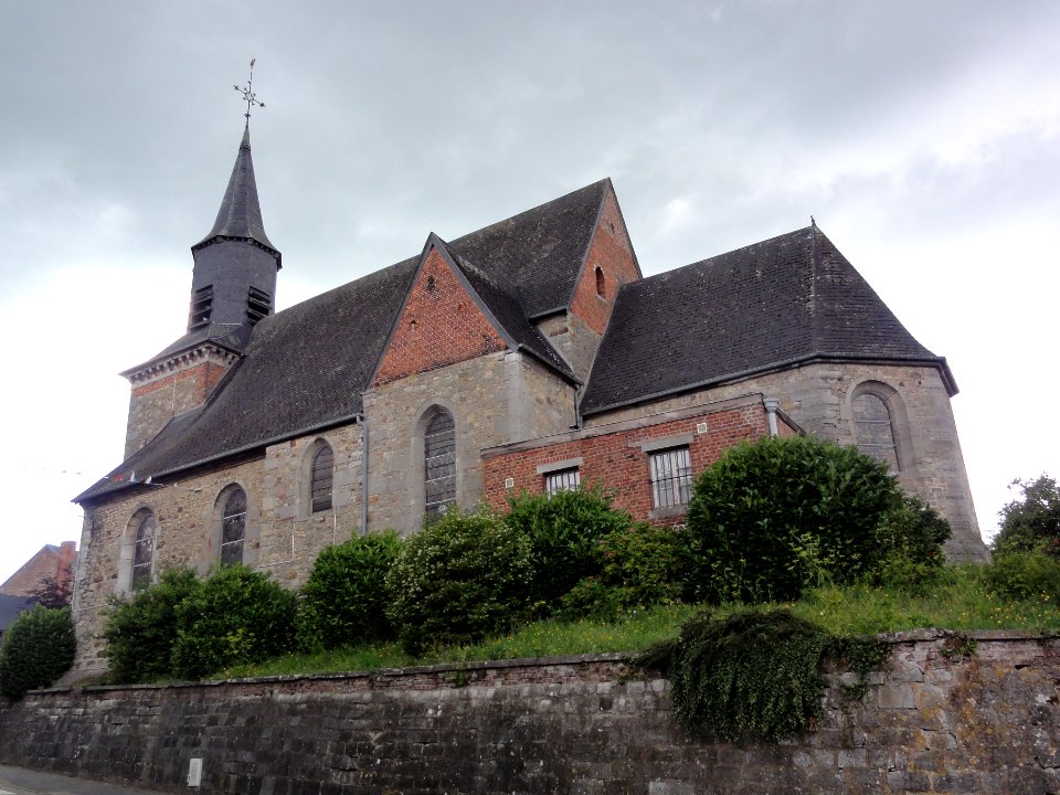Sains-du-Nord (Nord, Fr) église, vue latérale