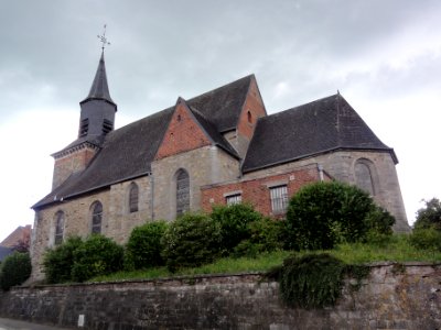 Sains-du-Nord (Nord, Fr) église, vue latérale
