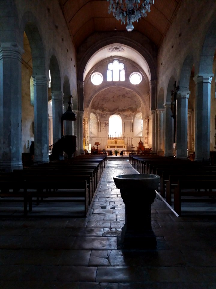 Saint-Chef - Église Saint-Theudère, nef et chœur, depuis le portail