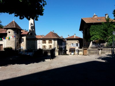 Saint-Chef - Place Louis Seigner (2)