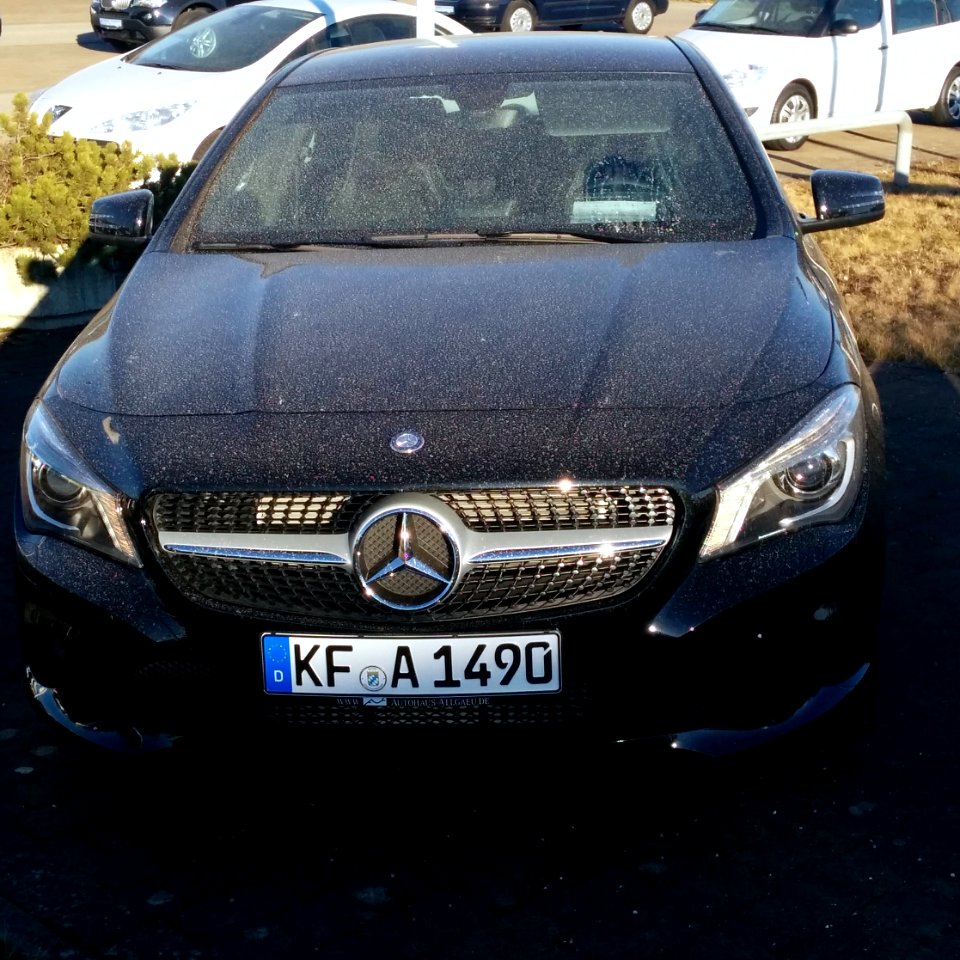 Saharastaub auf dunklem Mercedes (01)