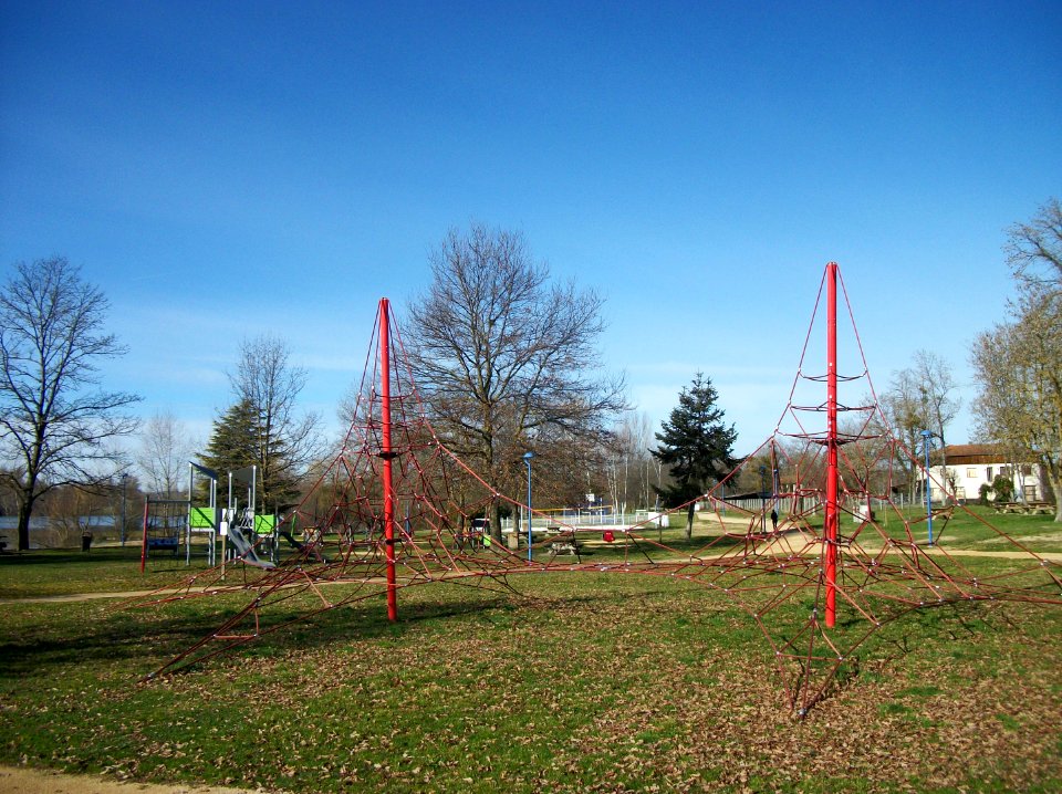 Saint-Gaudens Lac de Sède aire de jeux