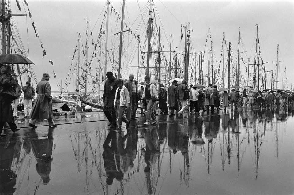 Sail'85 bezoekers in de regen, Bestanddeelnr 933-3913