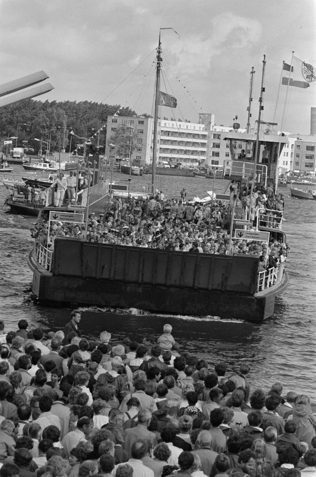 Sail'85 drukte op speciale sail-pont, Bestanddeelnr 933-3905