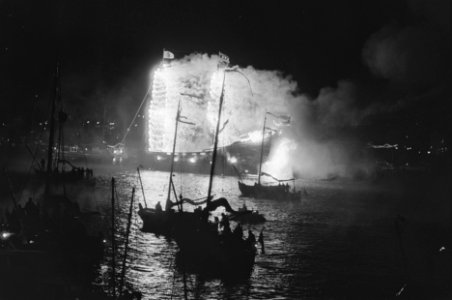 Sail'85 brandende boot bij spiegelgevecht, Bestanddeelnr 933-3907