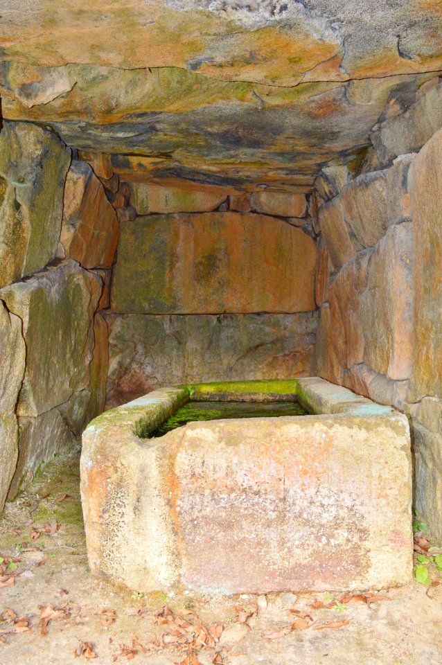 Sadamaru Kofun Group-1, sekishitsu