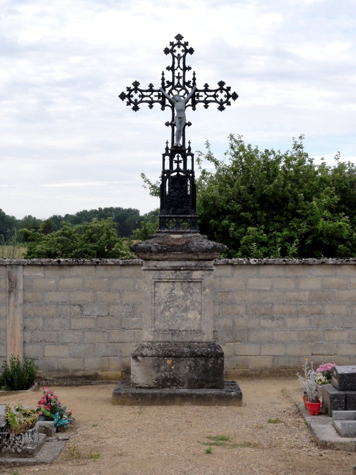 Saint-Erme-Outre-et-Ramecourt (Aisne) croix de (l'ancien) cimetière à Outre