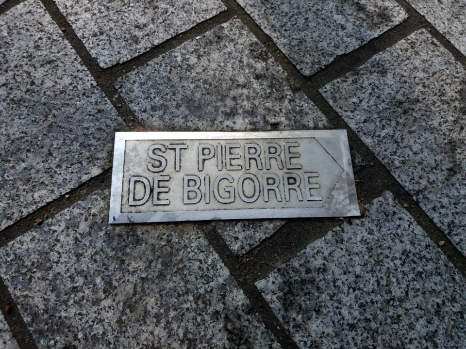 Saint-Fons - Place Roger Salengro, plaque St Pierre de Bigorre