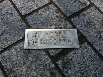 Saint-Fons - Place Roger Salengro, plaque St Pierre de Bigorre