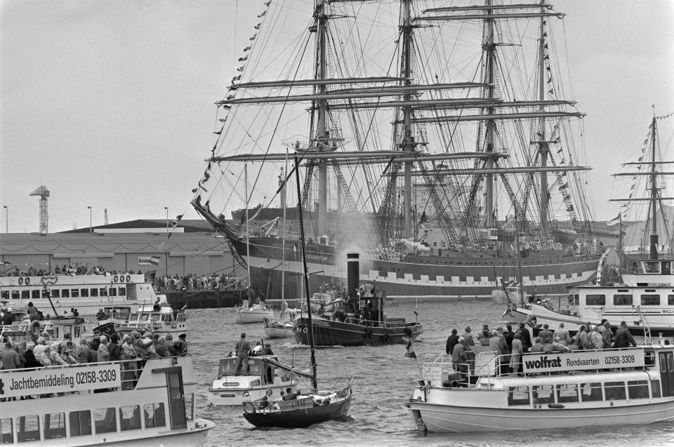 Sail'85 stoomsleper tussen andere boten, Bestanddeelnr 933-3901
