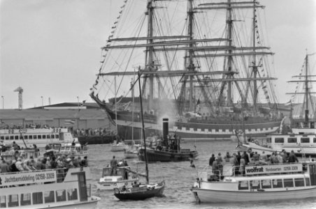 Sail'85 stoomsleper tussen andere boten, Bestanddeelnr 933-3901