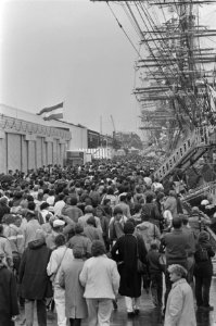 Sail'85 drukte langs de windjammers, Bestanddeelnr 933-3911