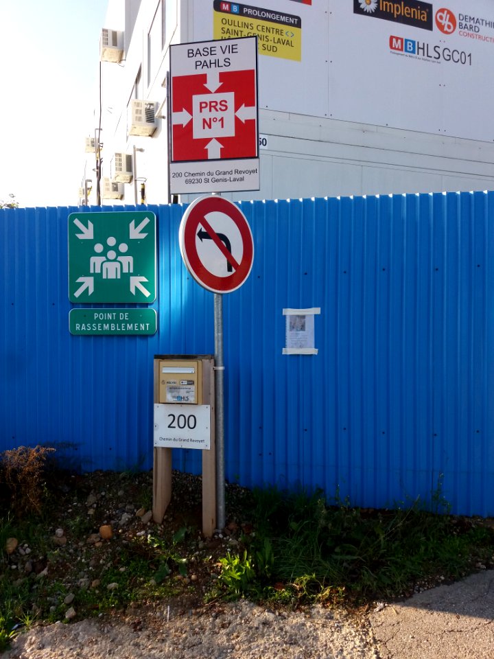 Saint-Genis-Laval - Chemin du Grand Revoyet, panneaux Point de rassemblement, prolongement du métro B, journées portes ouvertes 25-26-27 octobre 2019