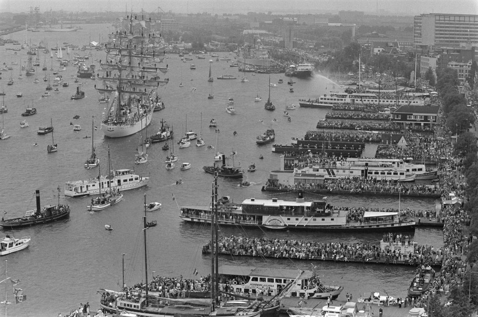 Sail '85 overzicht haven tijdens de Parade met volgepakte kades, Bestanddeelnr 933-3886