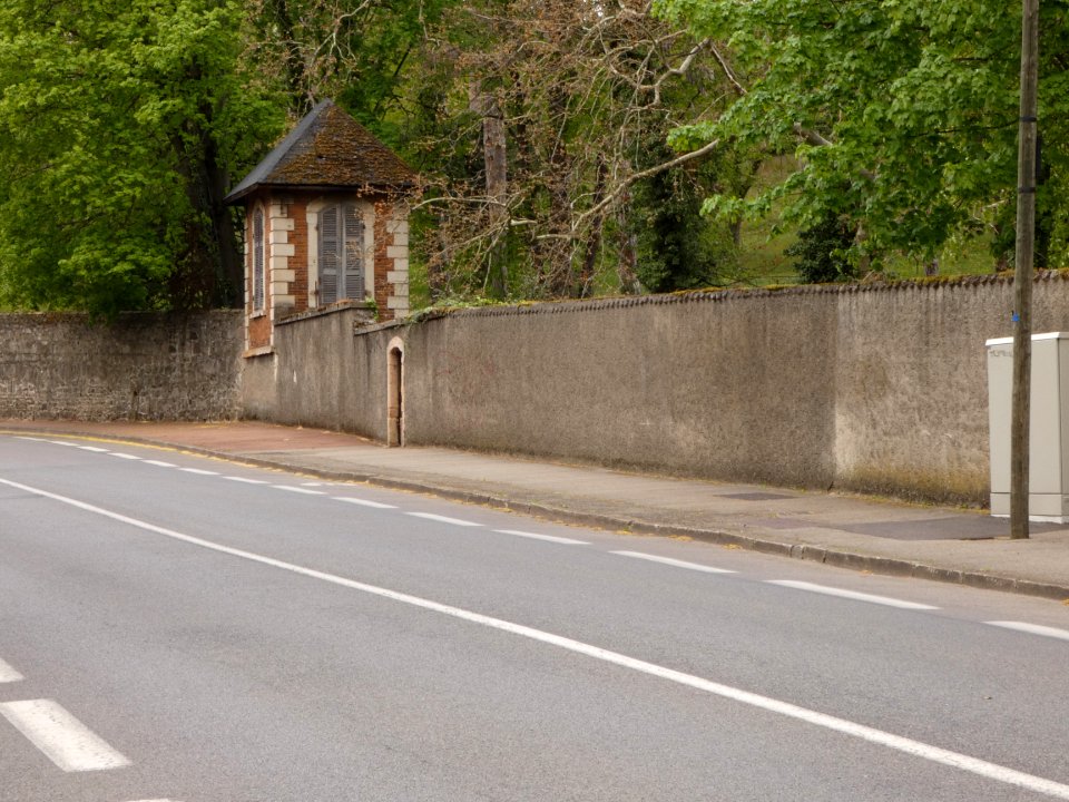 Saint-Genis-Laval - Avenue Maréchal Foch - Mur du domaine de l'hôpital Henry Gabrielle