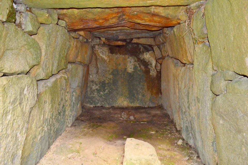 Sadamaru Kofun Group-2, sekishitsu