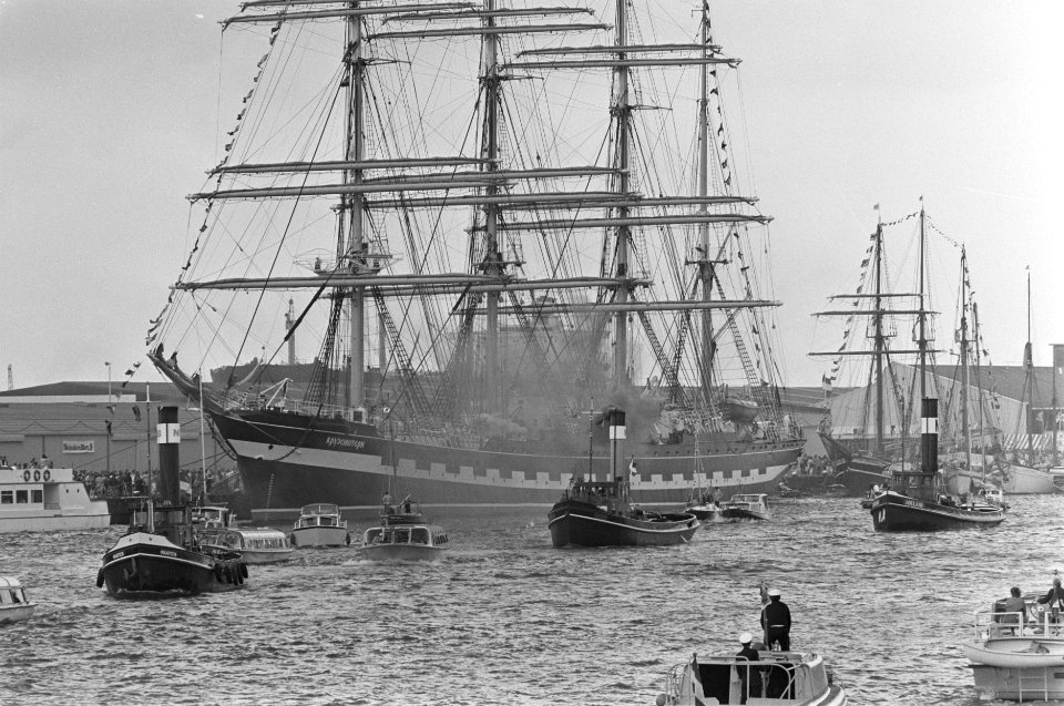 Sail'85 stoomslepers varen langs de Kursensthern, Bestanddeelnr 933-3900