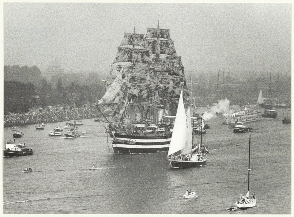 Sail 1985 met het Italiaanse vlaggeschip Ämerigo Vespucci op het Noordzeekanaal. NL-HlmNHA 54020189