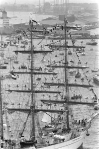 Sail'85 matrozen in het wand van de Mexicaan Cuauhtemoc, Bestanddeelnr 933-3885