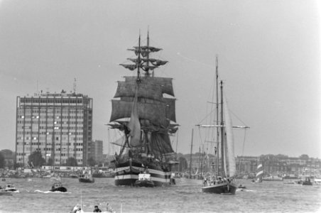 Sail'85 de Amerigo Vespucci in de IJ-haven, Bestanddeelnr 933-3895