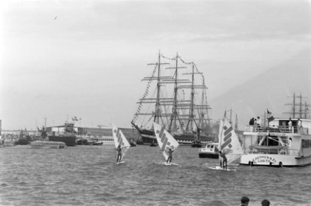 Sail'85 windsurfdemonstratie in de IJ-haven, Bestanddeelnr 933-3897
