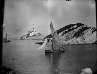 Sailing boats, with Mumbles lighthouse at Bracelet bay in the background (1293963)