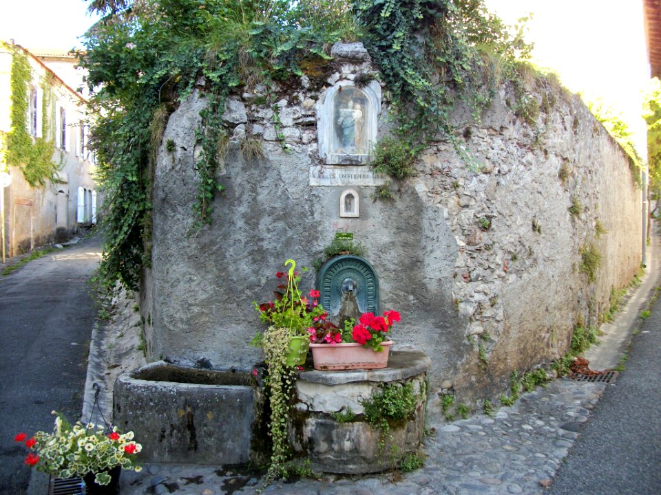 Saint-Bertrand-de-Comminges - Statue de Saint-Bertrand et de la Vierge Marie à l'enfant au-dessus d'une fontaine