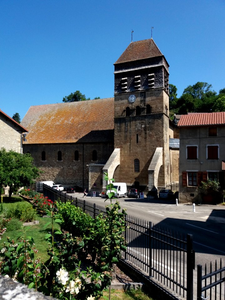 Saint-Chef - Église Saint-Theudère, depuis la place des Anciens Combattants et du 19 Mars 1962