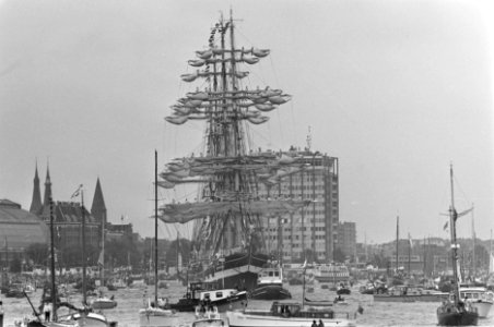 Sail'85 het Russische schip Krusenshtern omringd door vertrek boten in de IJ-ha, Bestanddeelnr 933-3894