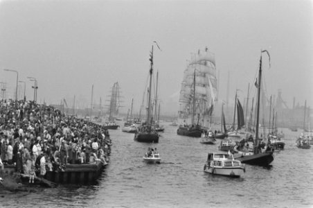 Sail'85 veel publiek op de oevers van het Noordzeekanaal als de vloot voorbij t, Bestanddeelnr 933-3891