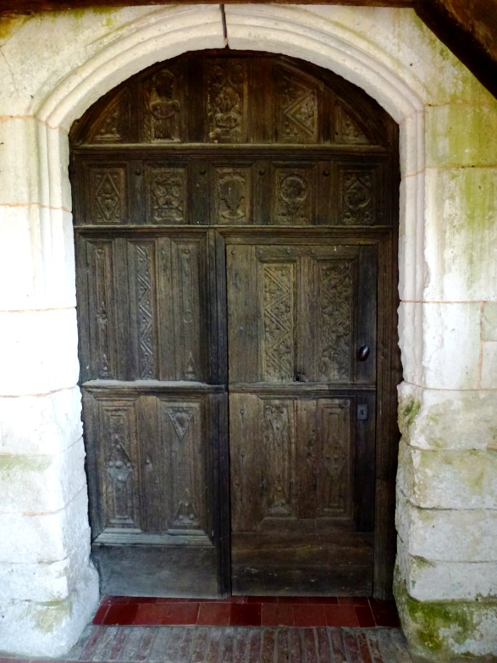 Saint-Benoît-des-Ombres (Eure, Fr) église Saint-Benoît, porte sculptée