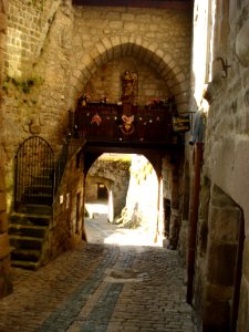 Saint-Bonnet-le-Château, porte de Mandrin, à droite la maison de Mandrin