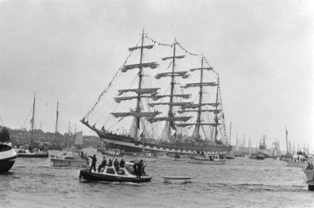 Sail'85 vertrek van de vloot vanuit IJmuiden de Rus Krusenshtern, Bestanddeelnr 933-3890