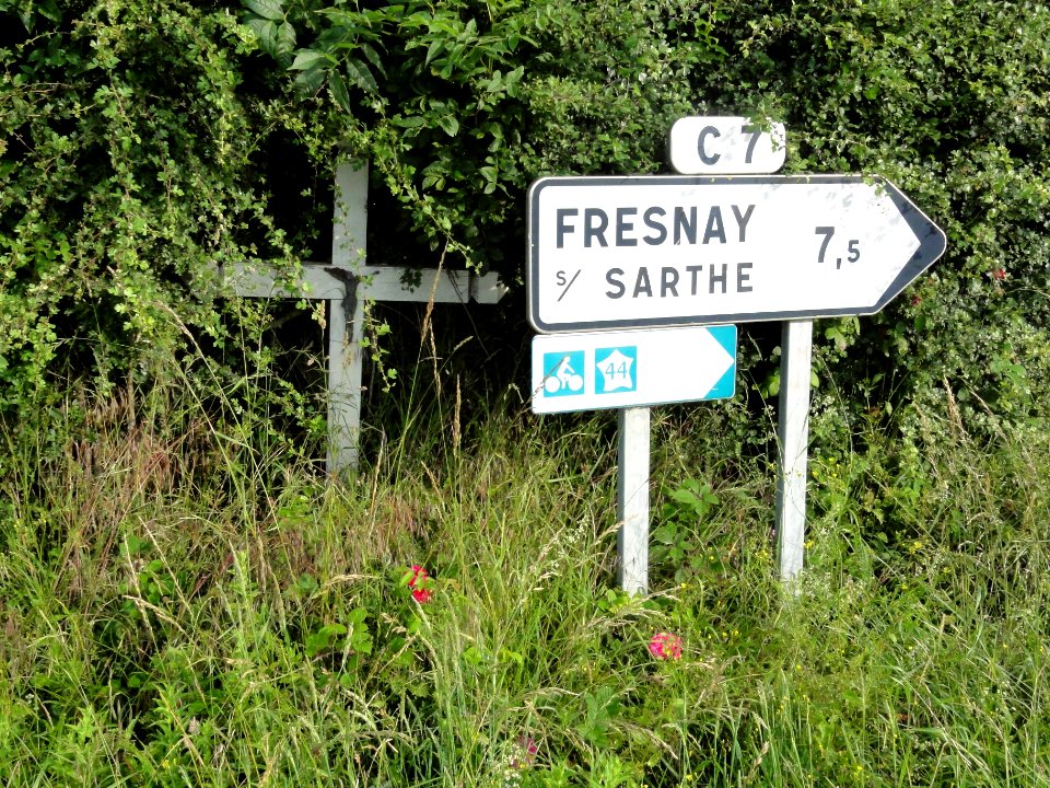 Saint-Christophe-du-Jambet (Sarthe) croix de chemin C7