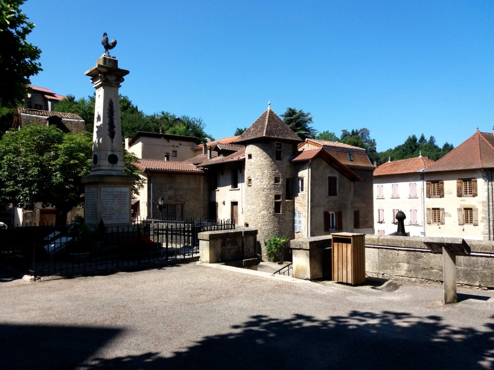 Saint-Chef - Place Louis Seigner (1)