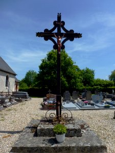 Saint-Benoît-des-Ombres (Eure, Fr) croix de cimetière photo
