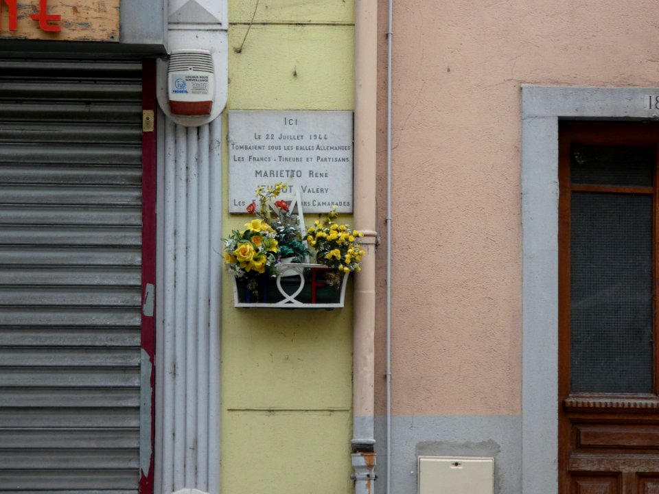 Saint-Gingolph - Rue Nationale - Plaque à René Marietto et Valéry Jeunot