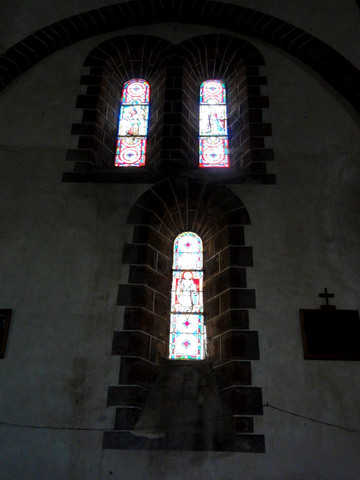 Saint-Christophe-du-Jambet (Sarthe) église, trois vitraux