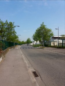 Saint-Fons - Avenue Charles de Gaulle, virage nord avant la rue de la République