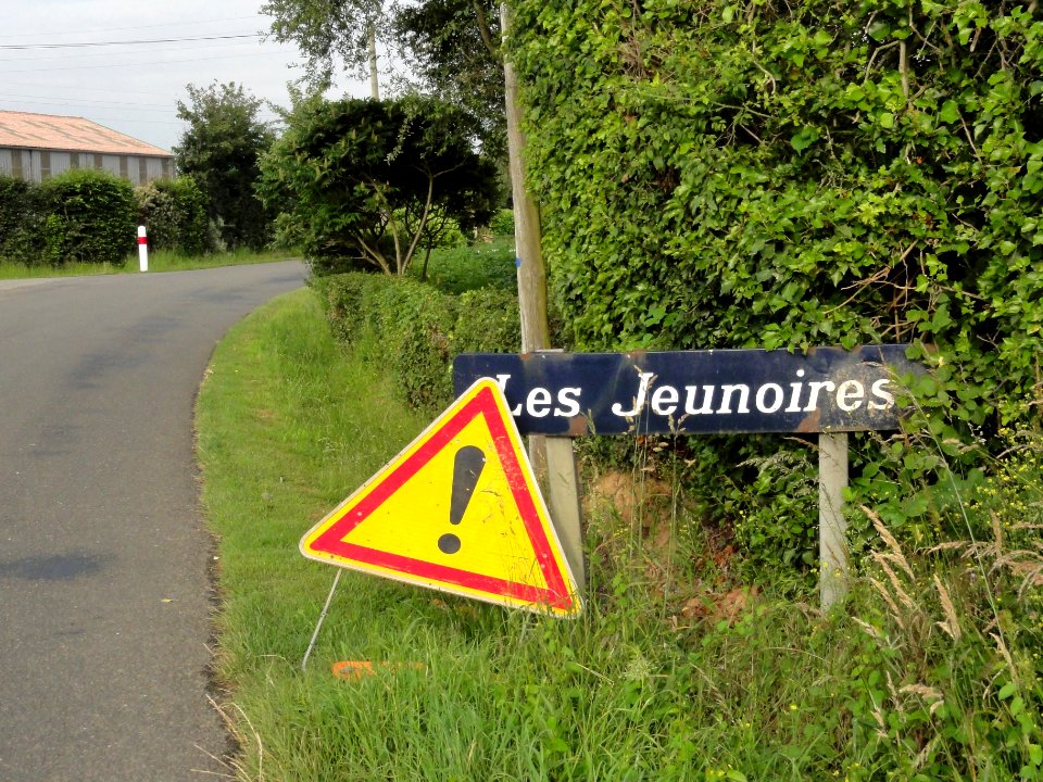 Saint-Christophe-du-Jambet (Sarthe) hameau Les Jeunoires, entrée
