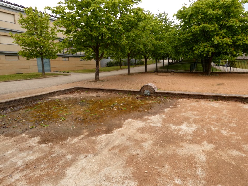 Saint-Genis-Laval - Parc de Beauregard - Esplanade de l'internat - Bassin